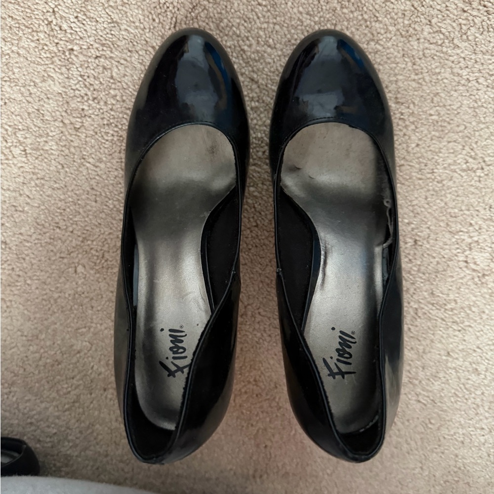Black pumps